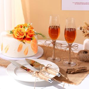 Elegante juego de 4 piezas para copas de champán, espátula y tenedor de lujo para pastel de boda para él y para ella con lazo de arpillera, hecho de metal duradero - Product Image 2