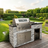 Unité de cuisine extérieure avec barbecue à gaz intégré, comptoir en pierre culturelle empilée, réfrigérateur à vin, armoire à tiroirs, station de cuisson pour jardin