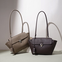 Sac à bandoulière en cuir de vachette pleine fleur rétro avec logo personnalisé pour femme, sac sous le bras en cuir grainé vintage, sac fourre-tout à rabat et fermeture, vente en gros