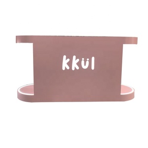 Meubles de magasin de cosmétiques : Vitrines modernes en bois courbé rose avec éclairage LED pour la vente au détail - Product Image 1