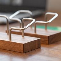 Porte-cartes de visite en bois massif avec base métallique – Noyer, cerisier, acacia – Organisateur de bureau moderne pour la maison et le bureau – Vente en gros