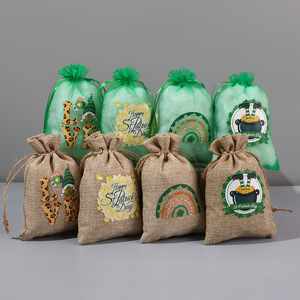 ถุงของขวัญแบบมีเชือกผูกสำหรับวันเซนต์แพทริค ขนาด 10x15 ซม. ผ้าสำหรับงานปาร์ตี้ ลายสีเขียวและผ้ากระสอบ - Product Image 2