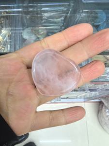 หินคริสตัลธรรมชาติรูปหัวใจแกะสลัก ขนาด 40 มม. สำหรับนวด นิ้วหัวแม่มือ สไตล์รัก ขายส่ง - Product Image 6