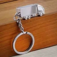 Porte-clés en alliage de zinc avec logo personnalisé, en forme de mini semi-remorque, gravé au laser argenté, pour cadeau promotionnel logistique
