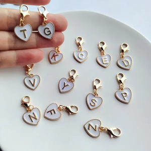Letras alfabeto dupla face rosa coração Keychain amor gota óleo liga acessórios pingente com fecho lagosta - Product Image 2