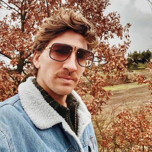 Nouvelles lunettes de soleil rétro à monture carrée pour hommes, monture dorée, verres noirs, protection UV400, pour la conduite et les tenues tendance - Product Image 4