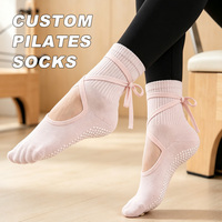 Chaussettes de Pilates personnalisées à empeigne exposée avec logo brodé, semelle intégrale en silicone antidérapante pour entraînement intérieur