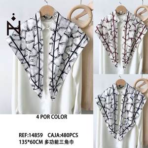 Sciarpa triangolare multifunzionale Zi 135x60 cm con stampa geometrica, accessorio casual per donna e uomo - Product Image 1