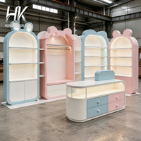 Vitrine personnalisable, écologique et durable avec éclairage LED arqué, étagères et tiroirs en verre pour magasin de jouets et vente au détail