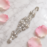 Applique en strass de cristal avec embellissements de perles pour la couture DIY, idéale pour robes, coiffes, jarretelles et chaussures