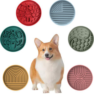 Bol anti-étouffement pour chien à alimentation lente de Noël, en silicone rond avec ventouse, tapis à lécher, motif solide, écologique, étanche IPX5 - Product Image 1