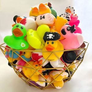 Mini canards de bain en vinyle écologiques promotionnels, personnalisables avec logo, jouet pour bébé, animaux lestés flottants, assortiment pour baignoire - Product Image 3