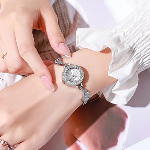 Nuevo reloj para mujer, pequeño, con esfera redonda, reloj de cuarzo, correa con forma de ala con incrustaciones de diamantes de imitación - Product Image 4
