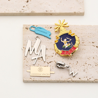 Pin de Solapa Metálico con Diseño 3D Personalizado, Pin de Esmalte Suave y Duro Hecho de Aleación de Zinc con Decoración de Logotipo Personalizado
