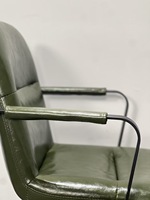 Mobilier commercial Nouveau design Chaise d'ordinateur de bureau pivotante moderne Chaise de bureau en cuir PU à dossier moyen simple avec roues