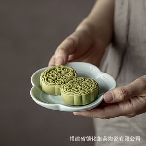 Mini bandejas de porcelana estilo chino con diseño floral de Fujian Dehua Jifu para servir té, bocadillos y exhibiciones en bodas. - Product Image 4