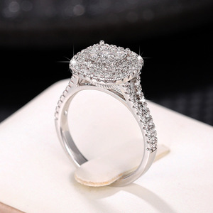 Elegante Anello Quadrato Rotondo con Dettagli Intarsiati, Gioiello Minimalista di Lusso per Donna, Stile Fidanzamento, Uso Quotidiano, Idea Regalo - Product Image 4
