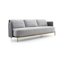 Fauteuil de salon de luxe personnalisé en tissu rembourré, avec accoudoirs en laiton doré, design de créateur
