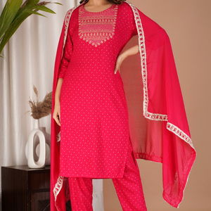 Classy Indian New Latest Designer Printed Rayon Kurti Pant con Dupatta Set para todas las ocasiones Ropa de boda a un costo efectivo - Product Image 1