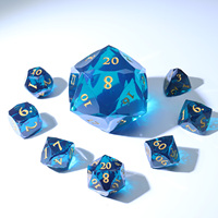 Dés géants bleu foncé faits à la main en forme de diamant polyédrique D20 50MM en résine pour les jeux de table D&D TTRPG-DD7-D20 50MM