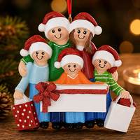 Ornement de Noël en résine en forme de famille portant un sac de courses, avec bannière, chapeau de Père Noël et ruban, souvenir folklorique, cadeau à suspendre à l'arbre