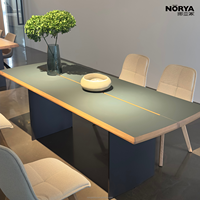 Table à manger NORYA en chêne massif, durable et écologique, avec plateau HPL vert vibrant et pieds en métal noir, élégante pour le salon