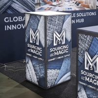 Stand d'exposition modulaire en ligne 10x10 Premium avec affichage rétroéclairé LED SEG pour le SOURCING à MAGIC Las Vegas 2027