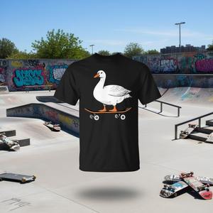 Camiseta con diseño de ganso en monopatín para amantes de los gansos y skaters - Product Image 3