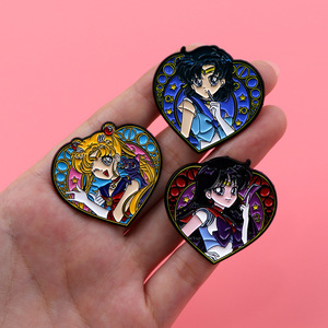 เข็มกลัดโลหะเคลือบลายการ์ตูนเซเลอร์การ์เดี้ยนรูปหัวใจดีไซน์ใหม่ขนาด 5 ซม. สำหรับตกแต่งกระเป๋าผ้า - Product Image 3