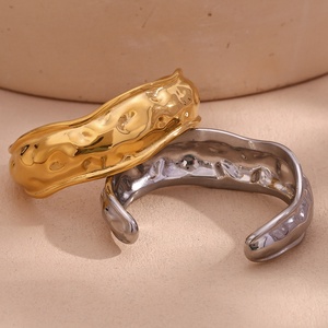 Joyería de Moda Resistente al Deslustre e Impermeable, Brazalete Abierto de Acero Inoxidable con Baño de Oro de 18K, Diseño Ondulado Martillado para Mujer - Product Image 1