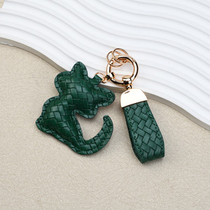 Porte-clés en cuir PU rembourré tressé créatif pour chat, breloque de sac mignonne, ornement suspendu en cuir PU, cadeau pour les amoureux des chats - Product Image 5