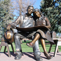 Art moderne personnalisé statue de couple de jardin en bronze grandeur nature assis sur un banc