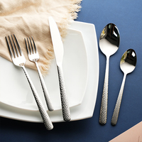 CYRSTAL Ensemble de couverts martelés populaires en acier inoxydable argenté haut de gamme pour la décoration de table de mariage