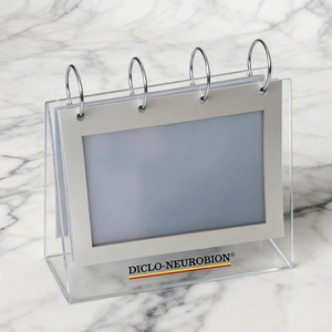 Expositor de Acrílico Transparente Personalizado al por Mayor, Soporte para Calendario con Gancho de Metal y Bolsillos de PVC - Product Image 3