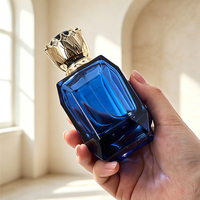Flacon de parfum élégant en verre octogonal facetté bleu cobalt de 100 ml avec un capuchon en or luxueux pour cadeau