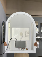 Miroir de vanité de salle de bains avec LED arche sans cadre et capteur tactile rétroéclairé doré de mur de conception moderne Miroir de vanité de salle de bains de couleur claire