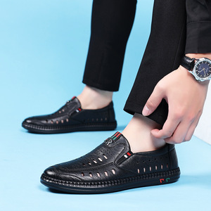 รองเท้าลำลองหนังผู้ชายสีดำแบบเจาะรู ระบายอากาศได้ดี พื้นนุ่ม ใส่สบายสำหรับฤดูร้อน - Product Image 1