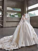Gaun Pengantin Model Ball Gown Satin dengan Jaket Satin Lepas Pasang, Aplikasi Mawar 3D, Korset, Tali di Belakang, dan Ekor Katedral