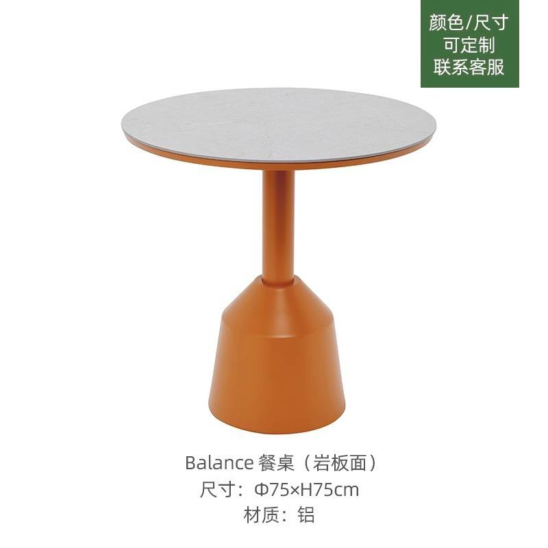 Table de salle à manger avec plateau rond en pierre.