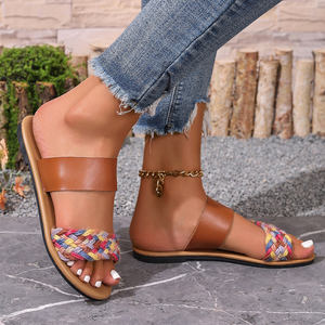 Sandales et pantoufles plates à bout rond pour femme, collection été 2025, style simple, coloris assortis, souples, pour la plage - Product Image 5