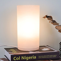 Cylindre en plastique moderne éclairage intérieur lampe de table solaire en métal corps usb led veilleuse lampe de table avec abat-jour en plastique