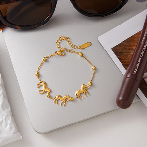 Bracelet porte-bonheur en forme de cheval, plaqué or 18 carats, acier inoxydable, bijoux unisexes, à porter au quotidien - Product Image 4