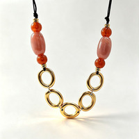 Collier perlé fait main de style vintage QS pour femme, en acier inoxydable, avec chaîne en corde dorée et design rond