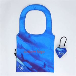 Sac de supermarché pliable personnalisé en RPET avec impression numérique intégrale, réutilisable, en polyester, motif fraise triangulaire et lettres - Product Image 1