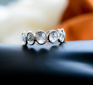 Anillo de lujo de plata de ley 925 con obsidiana circular negra rutilada para mujer, de exportadores indios. - Product Image 1