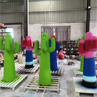 Grande statue de cactus du désert moderne en fibre de verre, colorée, artisanale, durable, objet de collection, décoration intérieure pour salon