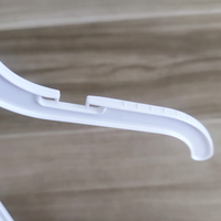 Cintre en plastique blanc avec logo personnalisé Barboteuses pour bébé Cintres pour vêtements Long Johns Design classique Crochet pour tablier de manteau Cintre de présentation