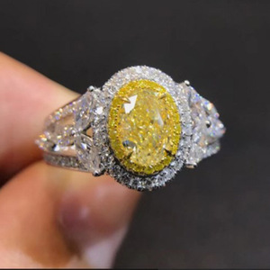 Anello Traforato con Cristalli Gialli per Donne, Elegante Accessorio per Abiti da Festa - Product Image 1