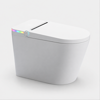 Toilette intelligente moderne sur pied avec réservoir intégré, lavage à l'eau chaude, séchage à l'air et télécommande