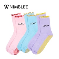Vente en gros bas quantité minimale de commande design personnalisé logo femmes antidérapant sport salle de sport fitness froufrous blanc perle à volants Yoga Pilates Grip chaussettes